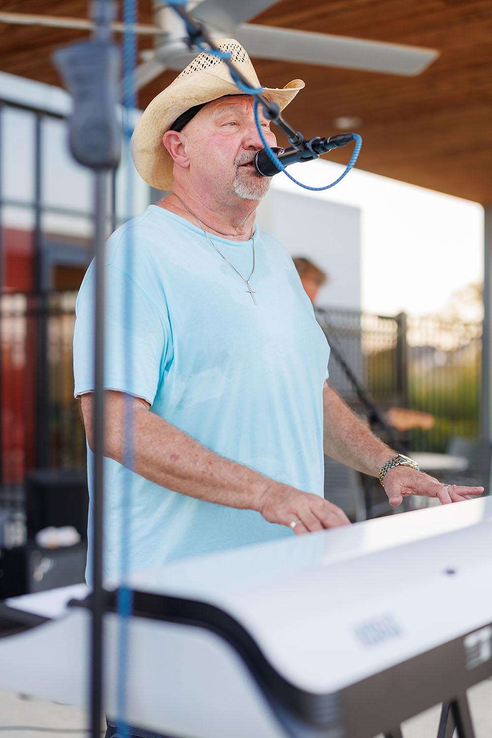 Jubilee - Music At The Pool Photo 34