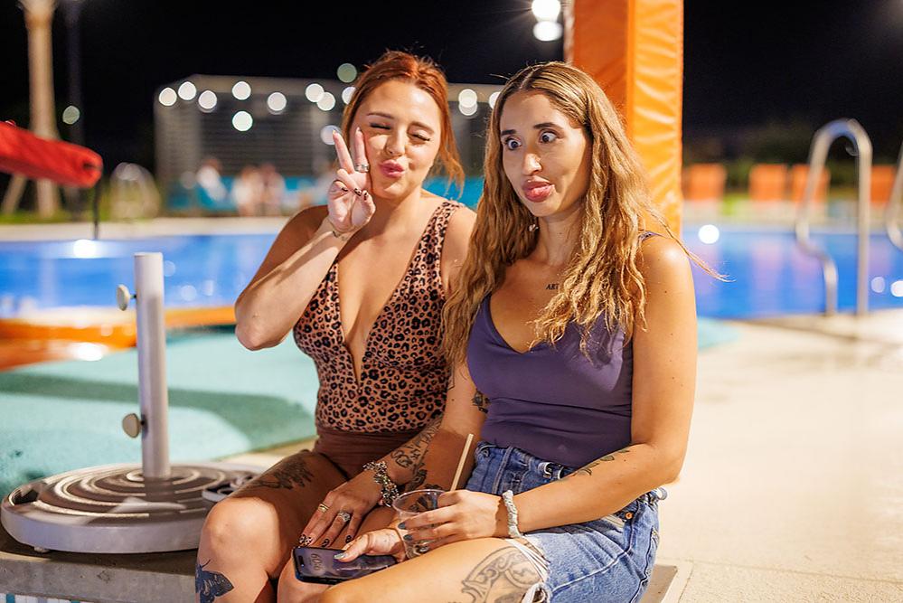 Jubilee - Poolside Popstar Photo 111